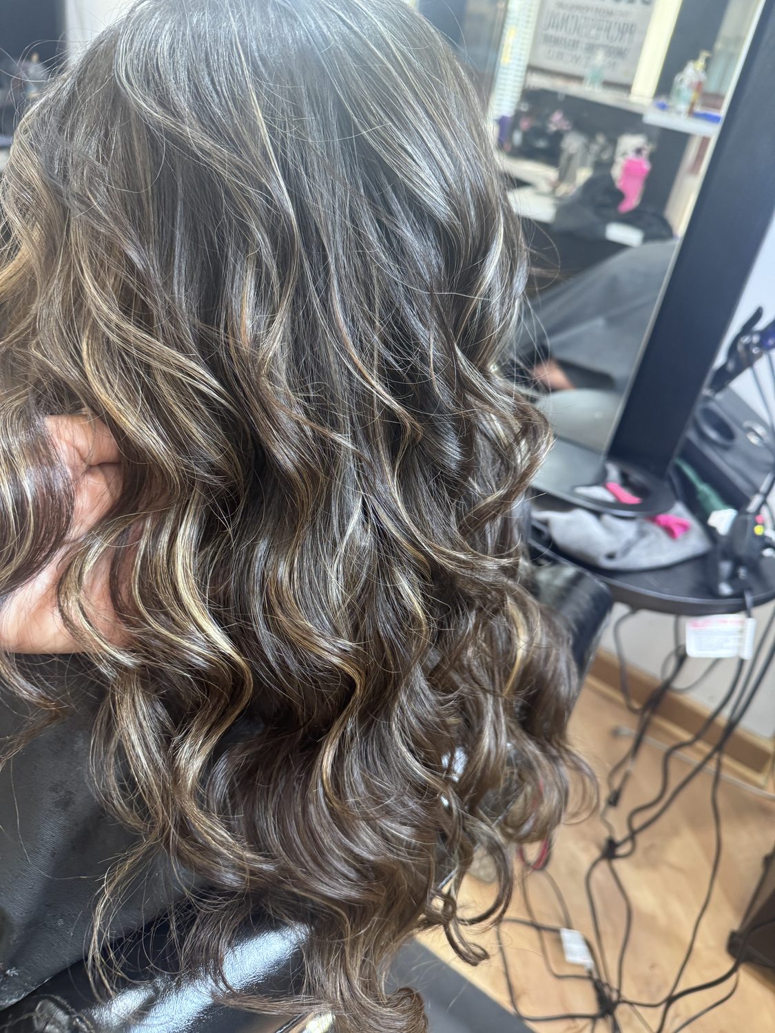 Brunette waves with subtle warmth
